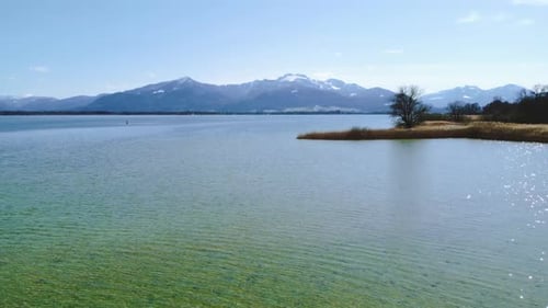 Vista aérea panorámica del famoso lago Chiemsee de Baviera en la campiña rural con un hermoso azul