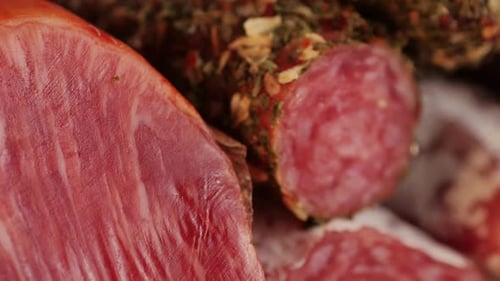 Mélange de saucisses de porc espagnoles, planche à découper d'appétissante collation catalane, fuet, jamon, chorizo, olives