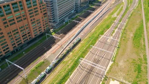 Luftbahnhof. Internationale und inländische Züge kommen von hier an und ab.
Zug