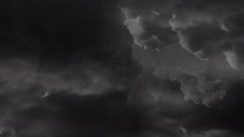 Orage de 4k dans un ciel sombre avec des nuages en mouvement