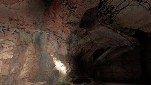 Una cueva de la que sale una luz