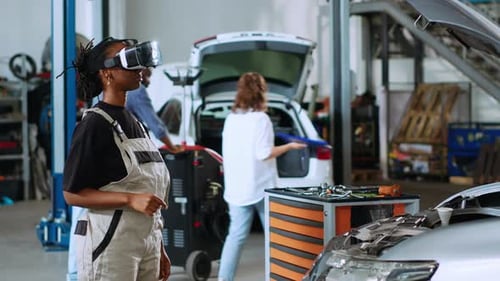 Autoingenieur nutzt virtuelle Realität