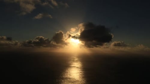 Ruhige und entspannende Wolken ziehen während des Sonnenuntergangs vorbei. Die Sonne verschwindet im Meer
.