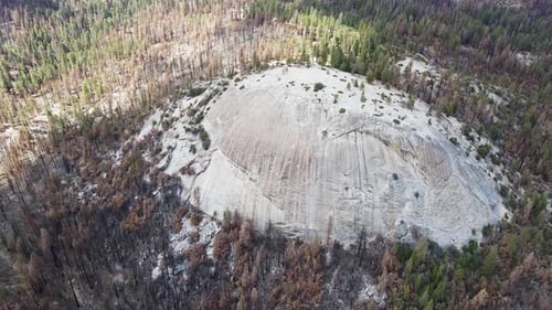 Le monument national de Dome Rock in Giant Sequoia est un monolithe de granit de 400 pieds de haut sur 800 pieds de large