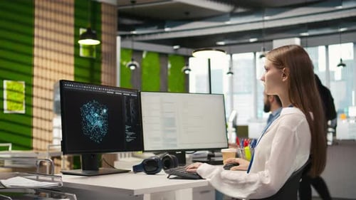 Technikerin testet generative KI-Algorithmen für maschinelles Lernen bei der Arbeit