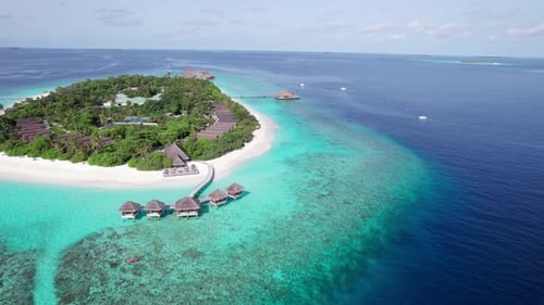 Água cristalina turquesa e ilha verde das Maldivas