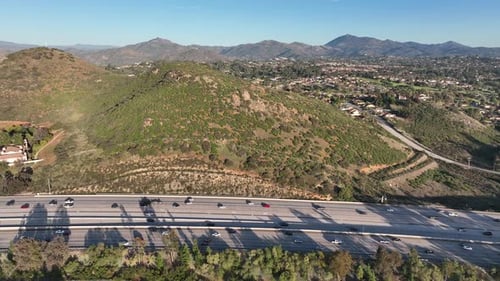 Luftbild der Autobahn mit von Häusern umgebenem Verkehr Interstate 15 mit Fahrzeugbewegung