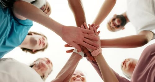 Hände gestapelt, Fitness und Gruppe von Menschen für Teamwork, Zusammenarbeit und Community