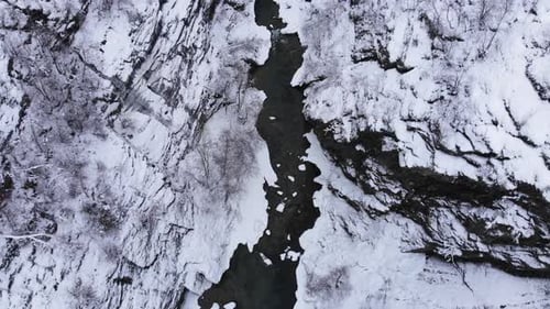 Luftaufnahme eines Flusses im Winter