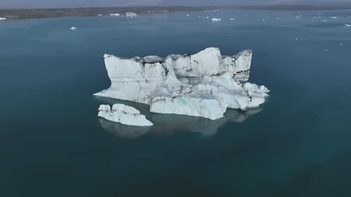 Luftaufnahme von Eisbergen auf dem Wasser, Island.