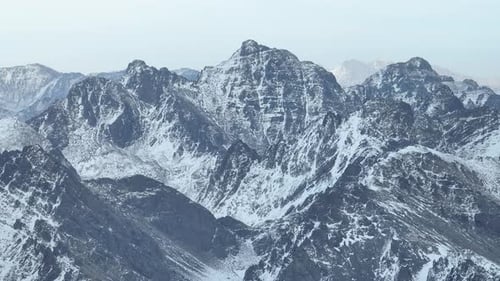 Sehr hohe schneebedeckte Berge