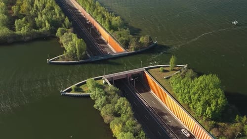 Vue aérienne de l'Aquaduct Veluwemeer avec des voitures passant sous l'eau, Pays-Bas.