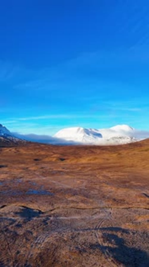 Vue aérienne verticale de munros enneigés dans la chaîne de montagnes de Glencoe