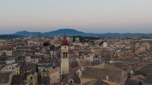 Approche aérienne des toits de Corfou et de l'église de Spyridon à l'aube