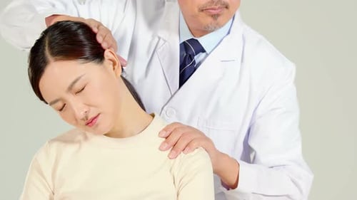 Professioneller Masseur checkt, untersucht und massiert Rücken, Nacken, Wirbelsäule, Patientin bei körperlicher Behandlung