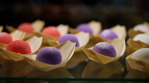 Nahaufnahme am Schaufenster gibt es japanische Brötchen in verschiedenen Farben aus Bastelpapier
