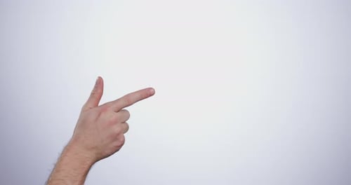 Hand, Zeigefinger und Person im Studio mit Modellfläche für Werbung, Promotion oder Marketing