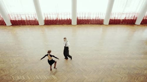Danseurs professionnels dansant dans une salle de bal