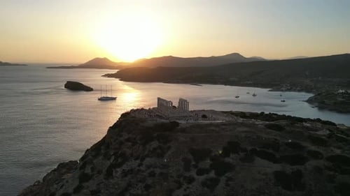 Vue aérienne de la plage et du temple de Poséidon au Cap Sounion