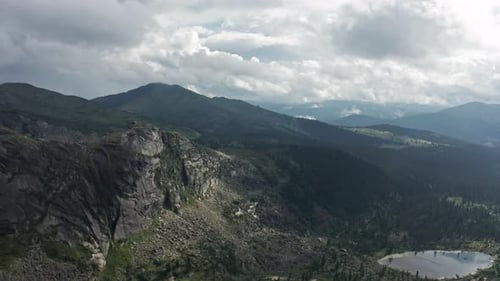 A Majestic Mountain Range Reflected in a Serene Alpine Lake