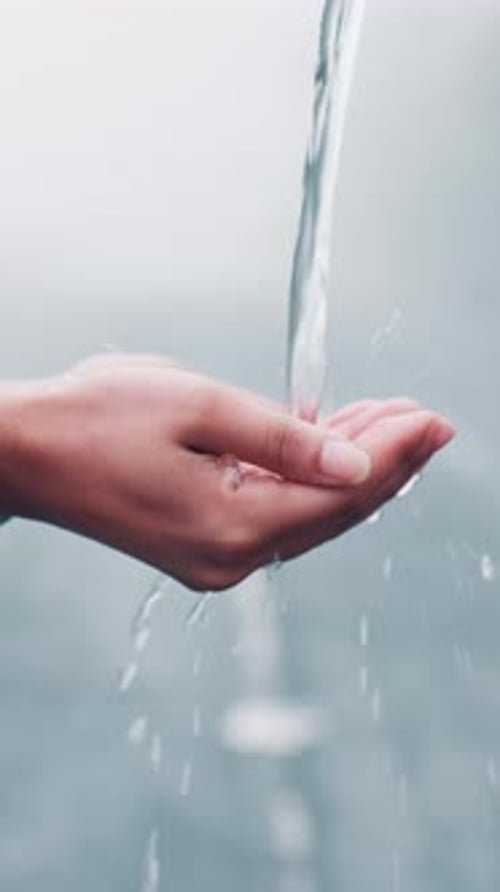 Lavado, agua y manos de la persona al aire libre para la higiene, el bienestar y la limpieza con líquido mineral