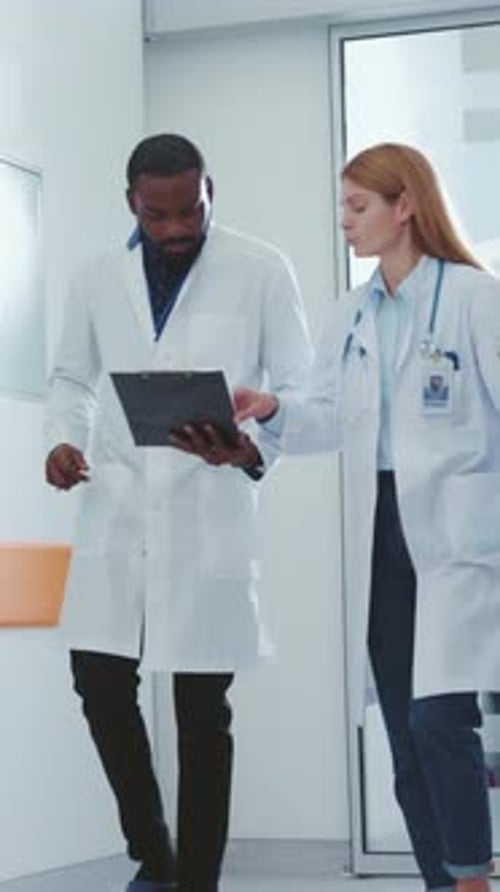 Los profesionales médicos colaboran eficazmente en el entorno sanitario moderno