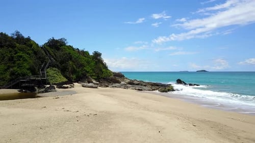 Sommer am Strand, perfektes Urlaubswetter, leerer Strand, Felsformation