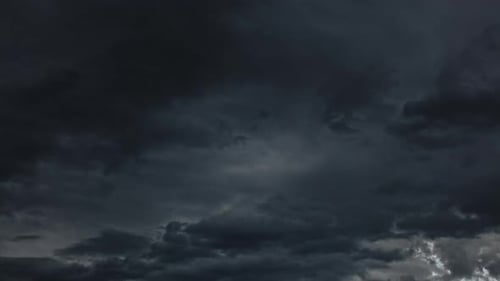 Zeitraffer mit dunklen Wolken (4K)