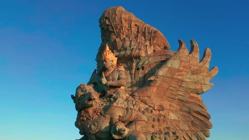 Superbe coucher de soleil sur le parc culturel Garuda Wisnu Kencana GWK dans le sud de Kuta Bali en Indonésie