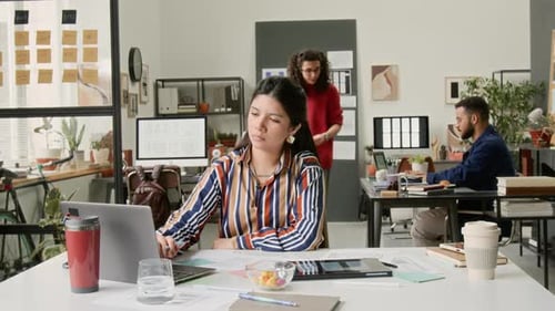 Diseñadores de UX multiétnicos discuten ideas para un nuevo concepto de estructura alámbrica