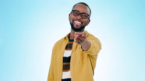 Du und das Gesicht eines schwarzen Mannes auf blauem Hintergrund zeigen, um zu befördern, zu ermutigen und zu wählen