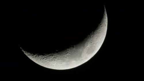Neumondphase - Mond, der sich am Nachthimmel bewegt.