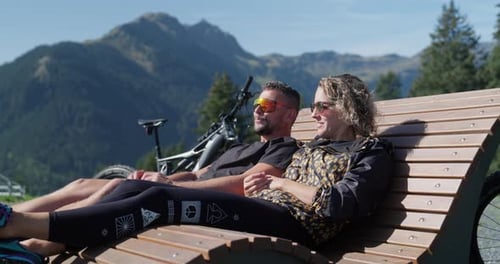 Bikers assis et discutant sur un banc en bois