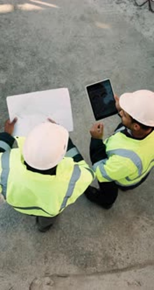 Bauplan, Männer und Bauarbeiter mit Tablet vor Ort für die Planung der Hausrenovierung von oben