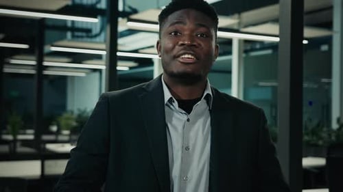 Afroamerikaner Junger männlicher Geschäftsmann Selbstbewusster Führer Arbeitgeber Zeigefinger Hey you Handgeste