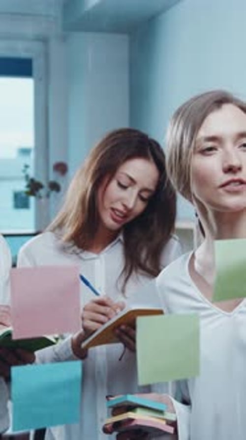Une réunion d'équipe engageante et collaborative avec une prise de notes efficace et une discussion ouverte