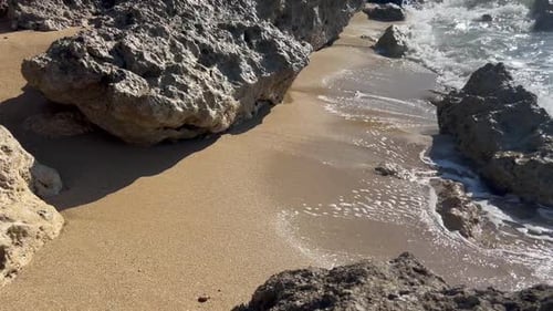 belle mer relaxante sur la plage de Paphos, Chypre