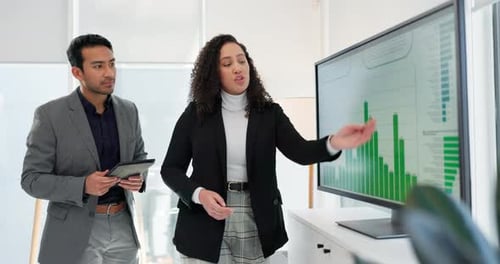 Gens d'affaires, travail d'équipe et écran d'ordinateur pour l'analyse des données et la croissance financière