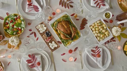 Hochgedeckter Herbsttisch mit Blick auf gebackenen Truthahn, Salat und Babykartoffeln
