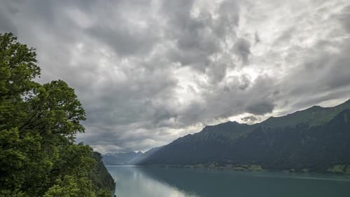 Im
Zeitraffer ziehen Gewitterwolken über und über einen Schweizer Alpensee. Die Wolken verändern ihre Form auf dem
