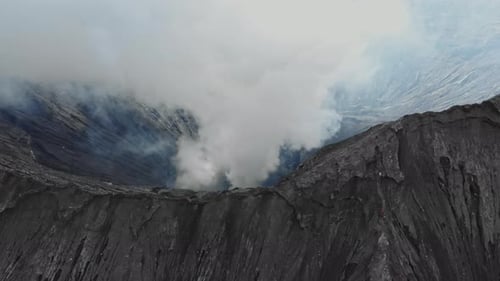 Luftbild des Vulkankraters Mount Gunung Bromo ist ein aktiver Vulkan