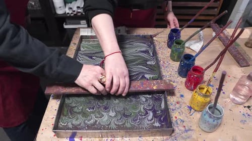 Proceso tradicional de creación de arte marmoleado turco