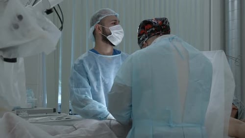 Medizinisches Personal, das einen Patienten unter Narkose operiert