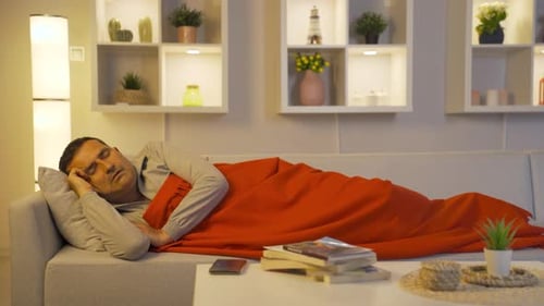 Un homme ronfle pendant son sommeil.