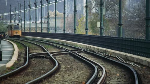 Trilhos ferroviários que se estendem por uma área urbana, mostrando perspectiva linear e infraestrutura