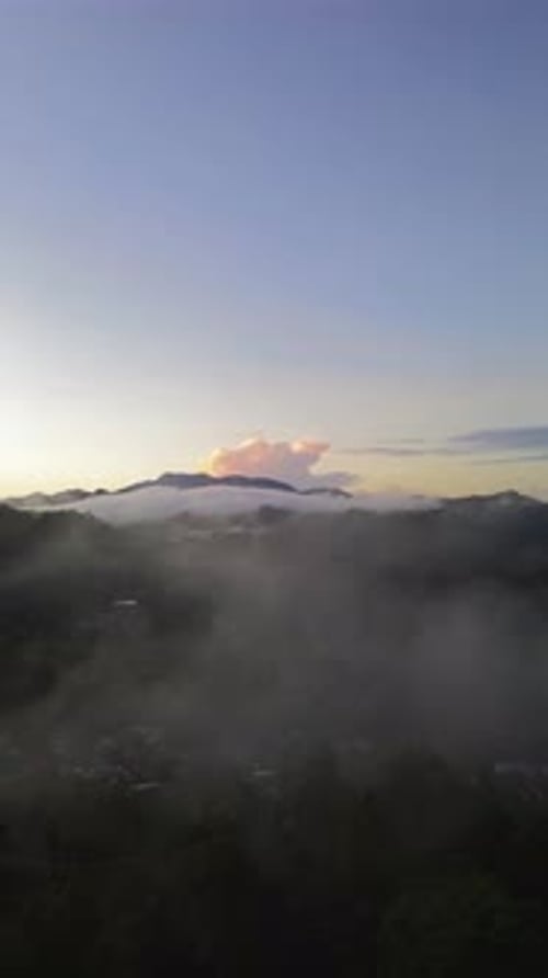 Vertikale Drohnenaufnahmen des Nebels im Berg von Gorontalo, Indonesien