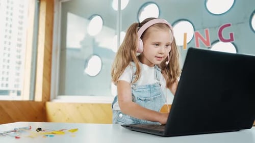 Joven estudiante que trabaja en una computadora portátil o estudia en un aula en línea. Erudición.