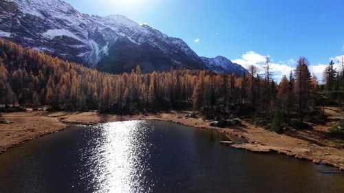 Lago Mufule rodeado de picos nevados y alerces otoñales durante la temporada de otoño en