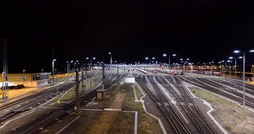 Zughof bei Nacht. Zeitraffer des Rangierens des Zuges an einem Hauptknotenpunkt in 4k.