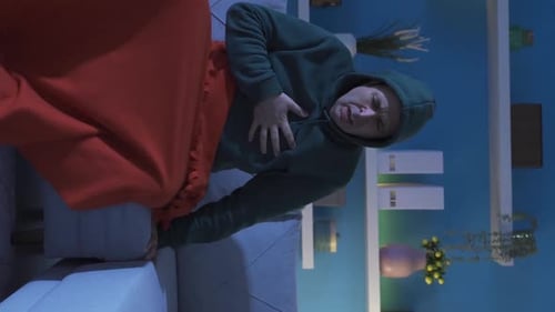 Vidéo verticale d'un homme faisant des cauchemars dans son sommeil.
